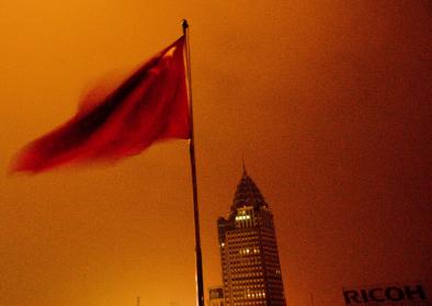  - Chinesische Flagge über Shanghai (cc ROSS HONG KONG, flickr)